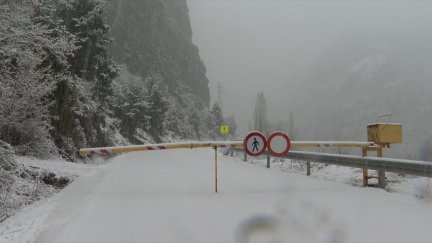 La carretera de acceso al Balneario de Panticosa está cerrada al tráfico.