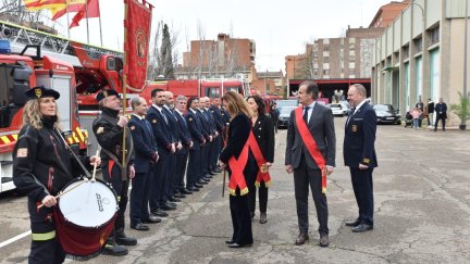 La alcaldesa de Zaragoza ha presidido el acto del día del patrón de los bomberos. / Ayuntamiento de Zaragoza