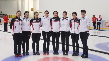 Imagen de las jugadoras del Club Hielo del Pirineo y el Jacetania Val D'Aran.
