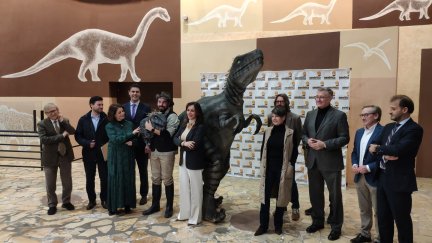 Las autoridades posan con el nuevo dinosaurio que amenizará la nueva temporada de Dinópolis