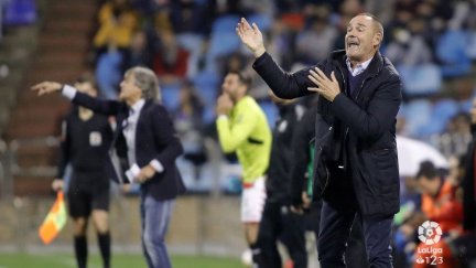Víctor Fernández da órdenes durante un partido. Foto: LaLiga