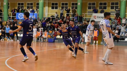 Tabuenca celebra un gol con su equipo