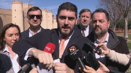 Nolasco rompe el folleto frente a las cámaras de los medios de comunicación.
