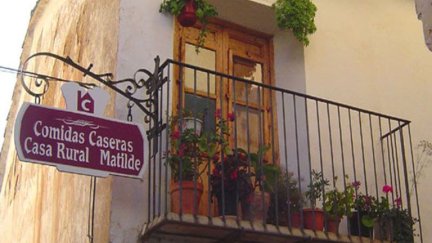 Cartel de Casa Matilde en la localidad turolense de Tronchón.