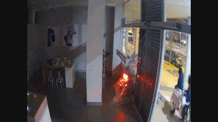 Momento en el que los ladrones empotran el coche en el escaparate de una tienda en Valdespartera.