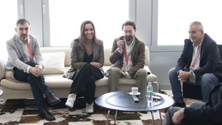 La ganadora del premio Blasillo, Marta García, junto a alguno de los invitados que han participado en el Congreso de Periodismo. / CPH