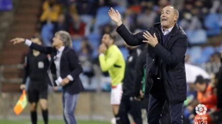 Víctor Fernández da órdenes durante un partido.