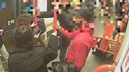 Momento en el que uno de los detenidos roba un móvil en el tranvía.