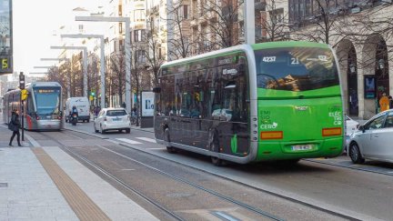 Varios vehículos de transporte público por Paseo de la Independencia de Zaragoza. / Ayuntamiento de Zaragoza