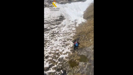 Momento del rescate de la esquiadora. | Guardia Civil
