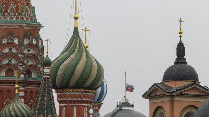 La bandera del presidente ruso ondea a media asta sobre el Kremlin. (EFE/Sergei Ilintsky)