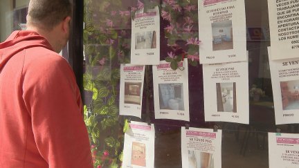 Un hombre mira los anuncios de viviendas en Andorra.