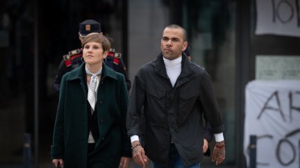 Dani Alves a su salida de prisión, acompañada de su abogada Inés Guardiola. / Europa Press