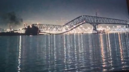 El puente de Baltimore (EE. UU.) justo en el momento de su derrumbe.