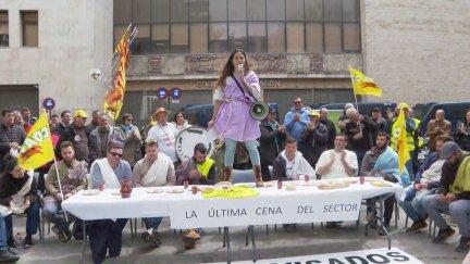 Protesta de los sindicatos agrarios UAGA y UPA frente al departamento de Agricultura del Gobierno de Aragón..