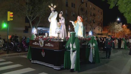 En Zaragoza, la procesión de las Negaciones ha partido hacia el centro de la ciudad desde el barrio de Miralbueno.