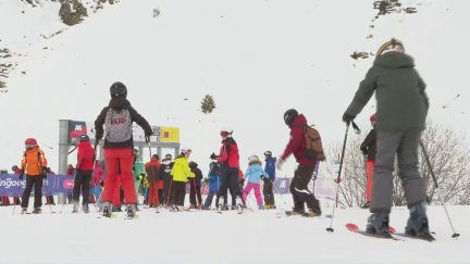 Esquiadores llegando a uno de los remontes de la estación de Aramón Formigal Panticosa.