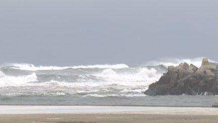 Oleaje en San Esteban de Pravia (Asturias) este jueves. / TPA