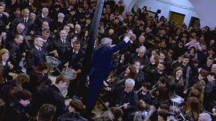 Así han roto la hora los tambores en Híjar, tras la señal del alcalde, Jesús Puyol