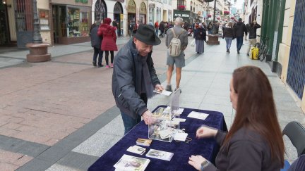 Mesa de recogida de donativos de la Hermandad del Refugio en la calle Don Jaime I de Zaragoza.