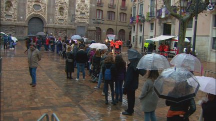 El público espera para entrar en la iglesia Santa Isabel de Portugar y ver los pasos.