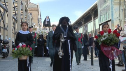 La procesión de las Esclavas a su paso por el Mercado Central de Zaragoza