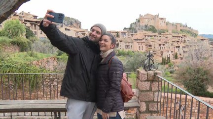 Una pareja se hace una foto en Alquézar.