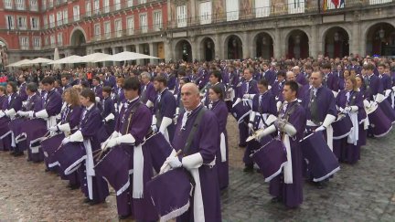 La cofradía zaragozana del Descendimiento de la Cruz y Lágrimas de Nuestra Señora, este domingo, en Madrid.