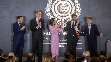 Santiago Auserón muestra el premio en presencia de los reyes Felipe y Letizia, el ministro de Cultura, Ernest Urtasun y el presidente de Andalucía, Juan Manuel Moreno. / EFE