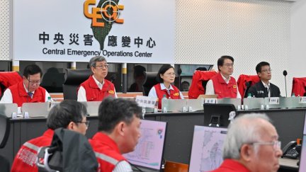 Fotografía proporcionada por el Yuan Ejecutivo de Taiwán muestra a la presidenta taiwanesa Tsai Ing-wen, al Presidente del Yuan Ejecutivo Chen Chien-jen y otros funcionarios asistiendo a una reunión sobre operaciones de rescate y respuesta de emergencia tras el terremoto.
