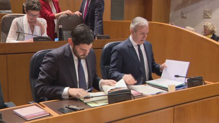 Jorge Azcón junto a Alejandro Nolasco antes de comenzar el pleno en las Cortes de Aragón.
