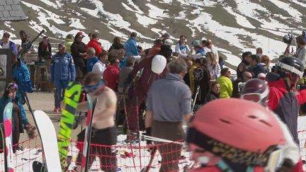 Últimos esquiadores disfrutan en Aramón Formigal.