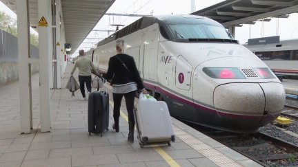 Los primeros viajeros que han cogido el AVE directo entre Huesca y Sevilla.