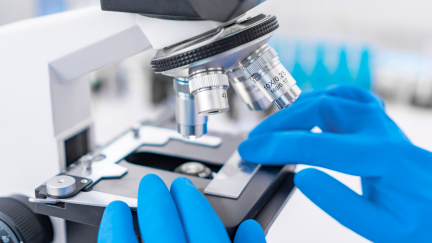 Descubren una reacción química capaz de destruir moléculas clave en desarrollo de tumores. / Canva