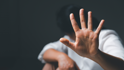 En el 40,7% de los casos, las víctimas viven con ambos progenitores y un 36,1% en familias monoparentales. / Canva