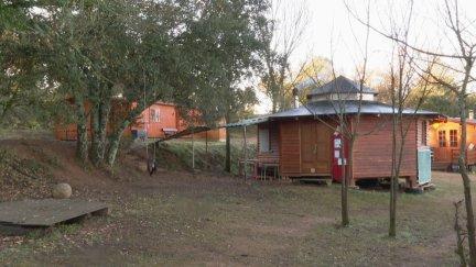 Exterior de la escuela de Caneto. / Archivo