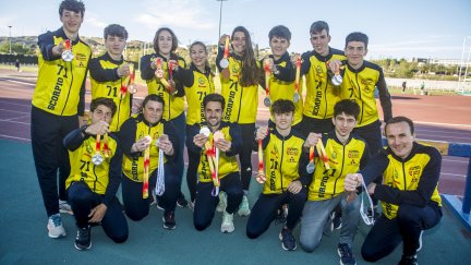 El equipo del ALCAMPO-Scorpio71 posa con una medalla.