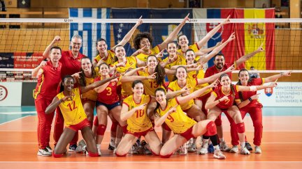 Las jugadoras y cuerpo técnico de la Selección Española celebran la victoria.