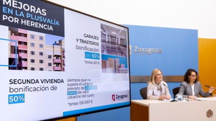 La consejera municipal de Hacienda y Fondos Europeos del Ayuntamiento de Zaragoza, Blanca Soláns, y la concejal de Vox Eva Torres. / Dani Marcos