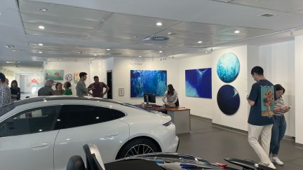 Imagen de una visita guiada a la exposición de Porsche.