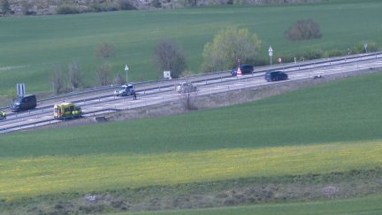 Los servicios sanitarios y la Guardia Civil de Tráfico, en el lugar del accidente.