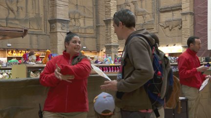 Visitantes que han acudido este sábado a Dinópolis.