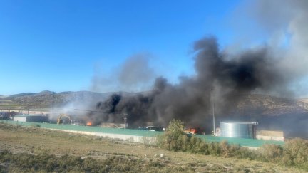 Incendio declarado este jueves en una empresa de residuos de La Puebla de Alfindén (Zaragoza).