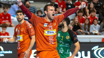 Benites celebra la victoria ante el Balonmano Cuenca