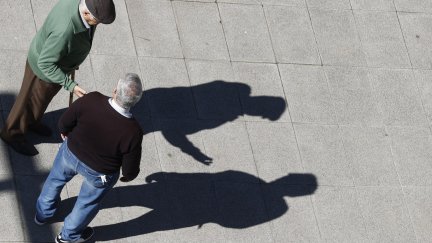 Dos jubilados charlan en la calle. / EFE