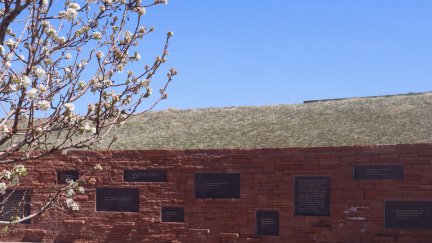 Pared con las placas dedicadas a los fallecidos, heridos, sobrevivientes y a todas las víctimas de la masacre de la Escuela Secundaria de Columbine. / EFE