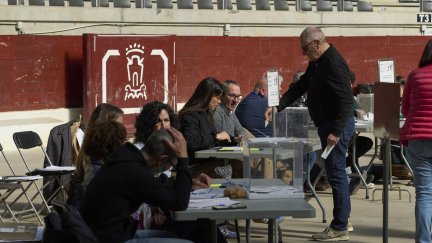 Un votante en el Iradier Arena, que antes era una plaza de toros. (EFE/Adrián Ruiz)