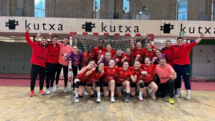 Las jugadoras del Schär Colores Zaragoza celebran su clasificación para el play-off de ascenso.