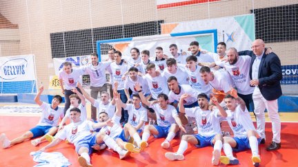 José Ramón Moreno, a la derecha del todo, celebra el ascenso con el equipo.