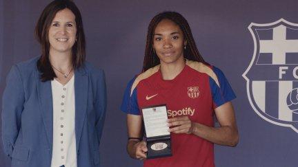 La futbolista Salma Paralluelo ha recibido en Barcelona la Medalla al Mérito Deportivo de Aragón.